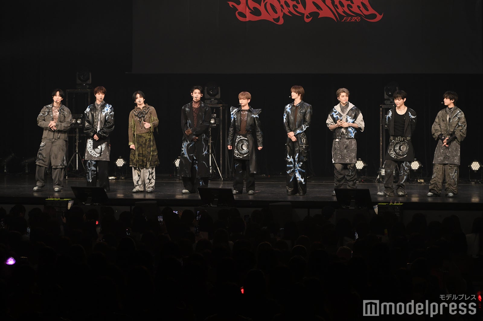 （左から）FUMA（フウマ）、EJ（ウィジュ）、YUMA（ユウマ）、JO（ジョウ）、HARUA（ハルア）、K（ケイ）、MAKI（マキ）、NICHOLAS（ニコラス）、TAKI（タキ）（C）モデルプレス