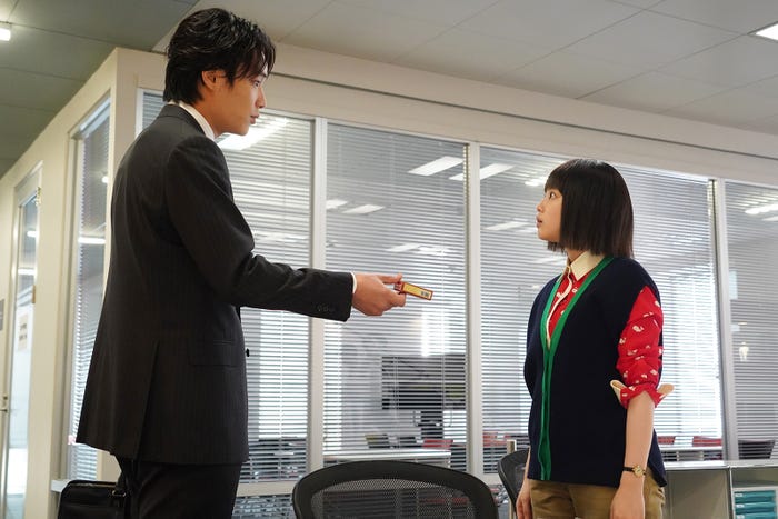 鈴木伸之、今田美桜/「悪女(わる)~働くのがカッコ悪いなんて誰が言った?~」第9話より(C)日本テレビ