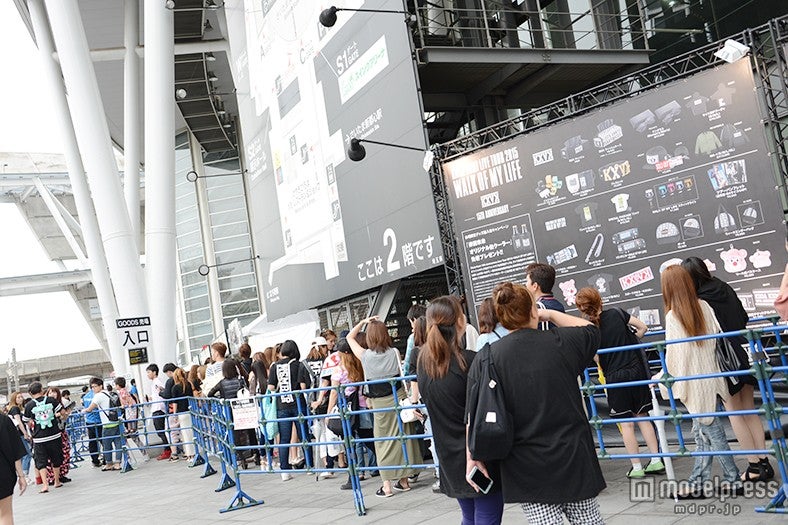 グッズ売り場は長蛇の列