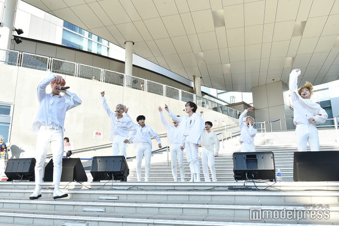 音が止まってしまっても観客をあおりながらパフォーマンスを続けるメンバー(C)モデルプレス