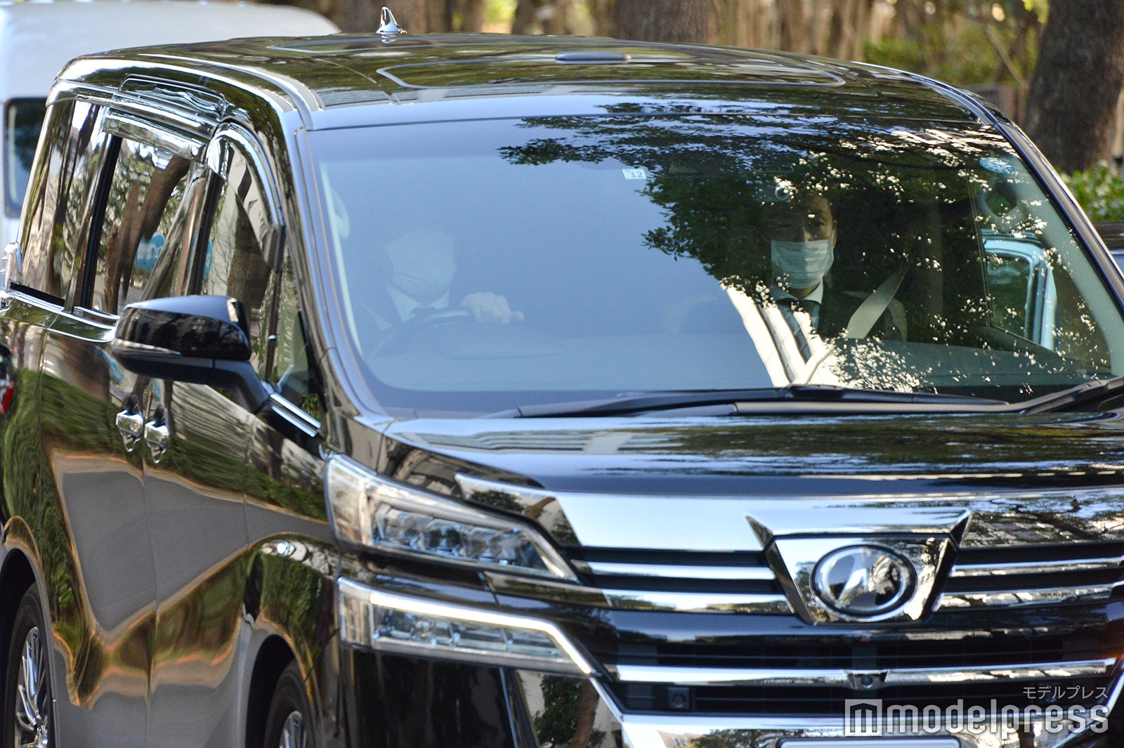 13時50分頃、2台のワンボックスカーが裁判所に到着（C）モデルプレス