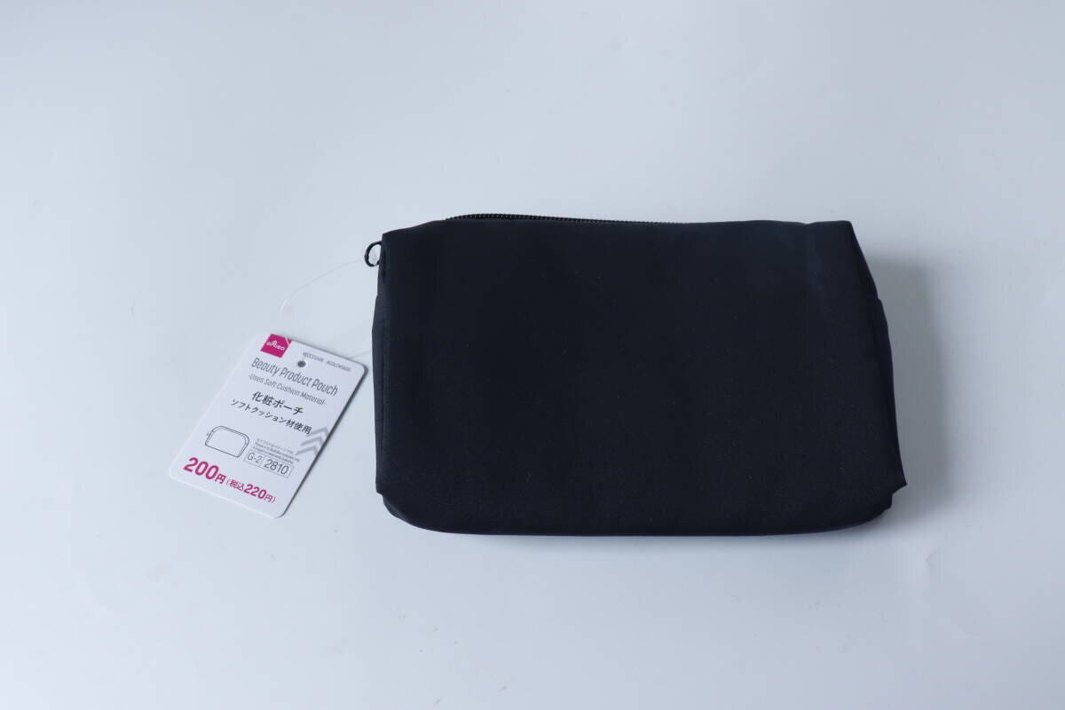 ダイソーの化粧ポーチ（ソフトクッション材使用）のパッケージ