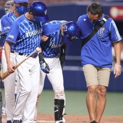 Dena 伊藤光が負傷交代 自打球が左膝付近直撃で倒れ込む モデルプレス