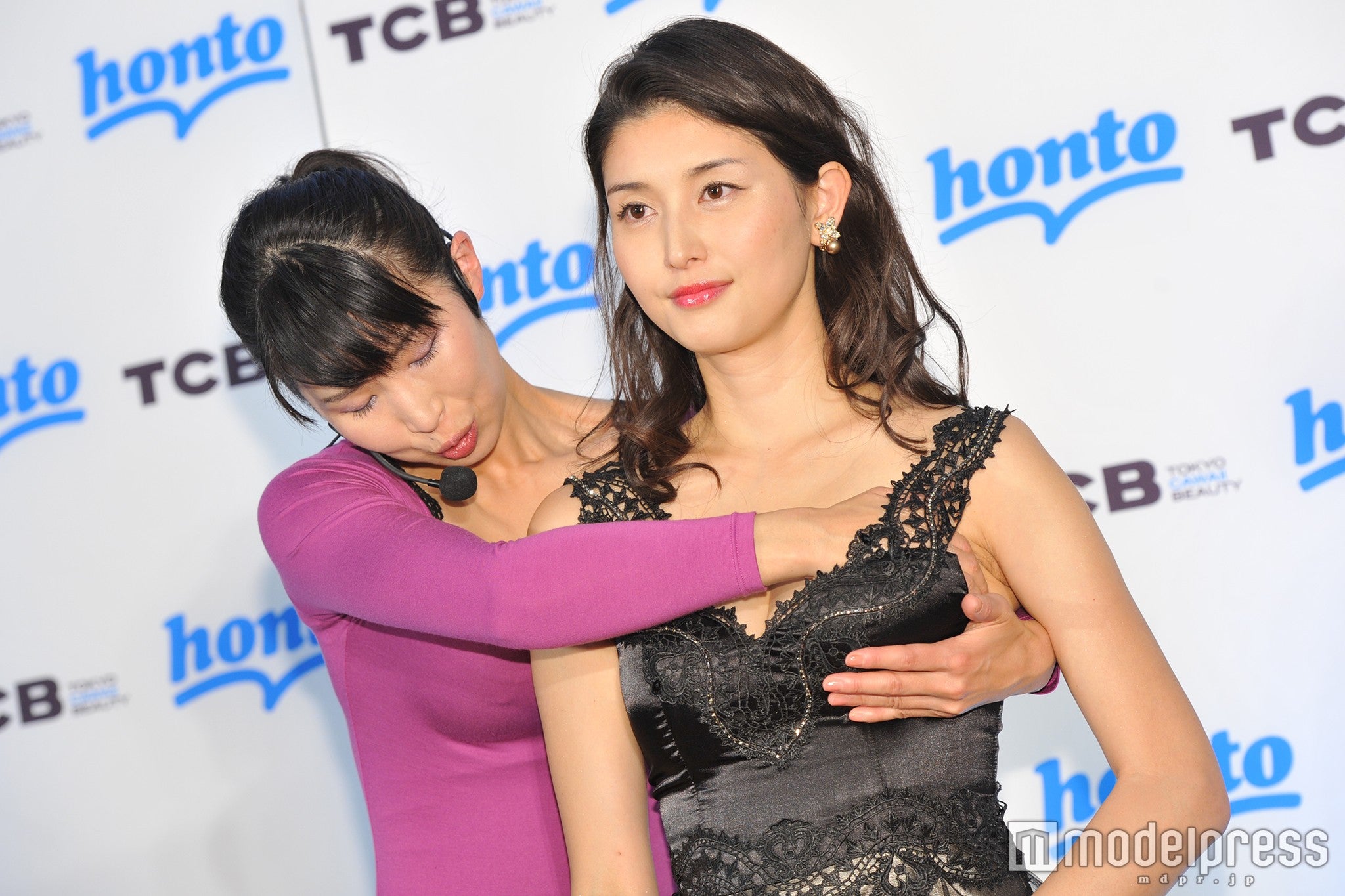 マッサージを体験／橋本マナミ（C）モデルプレス