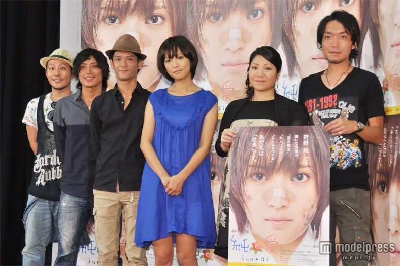 夏菜（中央）と、主題歌を担当したHY