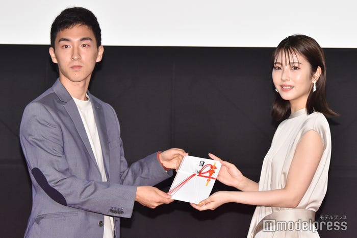 吉川啓太さん、浜辺美波 (C)モデルプレス