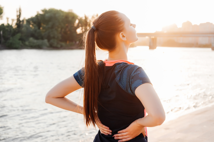 一瞬でやせ体質に！「背中に棒を入れる」姿勢で過ごそう