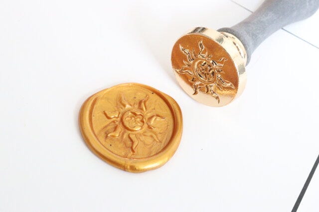 ダイソー スタンプヘッド、シーリングスタンプ用(塔の上のラプンツェル) ダイソーのスタンプヘッド、シーリングスタンプ用(塔の上のラプンツェル)でシーリング作り