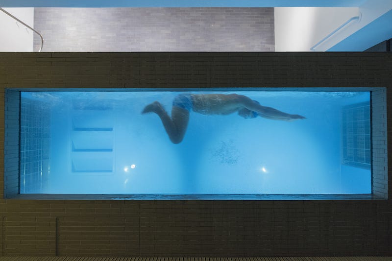 平泳ぎの足の動き