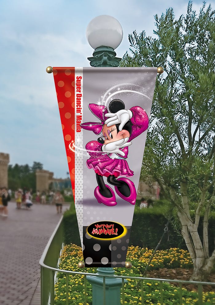 パレードルート上のバナー (C)Disney