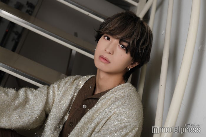 木村慧人(C)モデルプレス/カーディガン:seyto(株式会社 アンティローザ)、ジャンプスーツ:Taiga Igari、Tシャツ:FRUIT OF THE LOOM(株式会社ギャレット)、ネックレス:LION HEART(Sian PR)、リング:SHINGO KUZUNO(Sian PR)