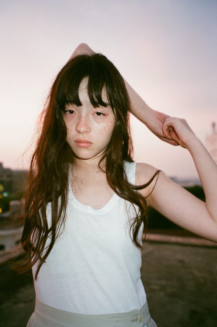 モトーラ世理奈(photograph:Fumi Nikaido)/『装苑』(文化出版局)2018年7月号