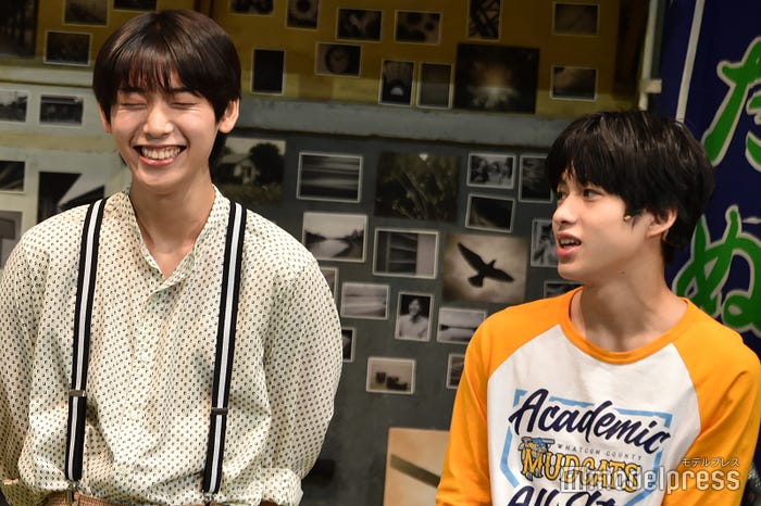 元木湧による髙橋曽良のエピソードを聞きニコニコの阿達慶、反論する髙橋曽良(C)モデルプレス