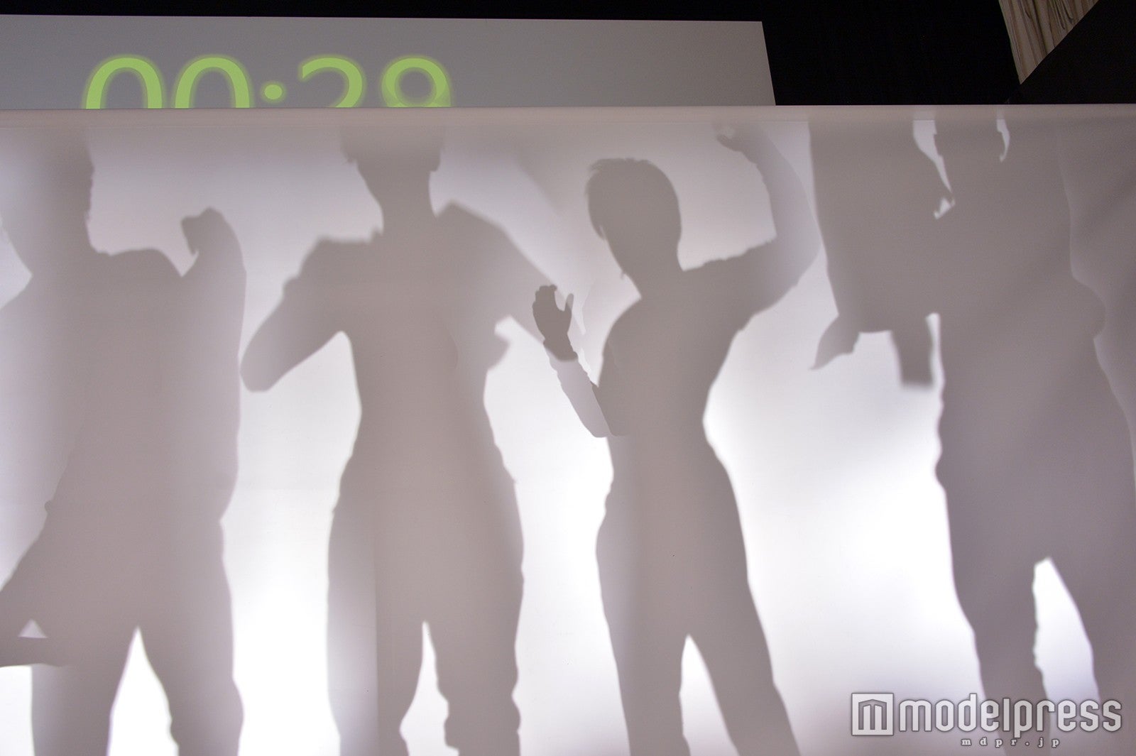 誰の影でしょう？（C）モデルプレス