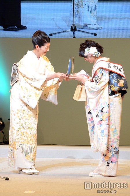 佐藤藍子からトロフィーを受け取る臼井千晶さん