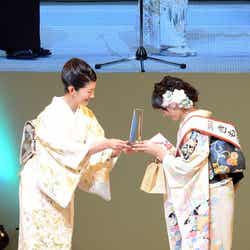 佐藤藍子からトロフィーを受け取る臼井千晶さん