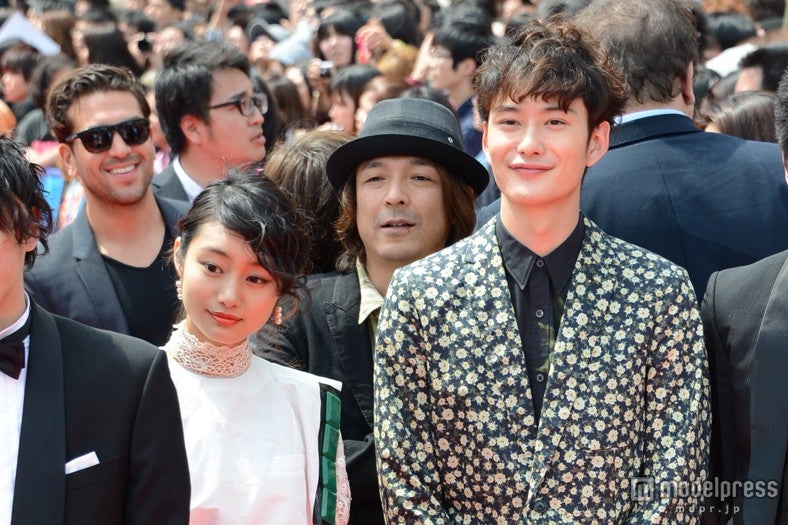 岡田将生＆忽那汐里、仲良くウォーキング　沖縄上陸でファン絶叫