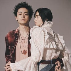 菅田将暉&小松菜奈が手をつなぎ…モードな密着ショット