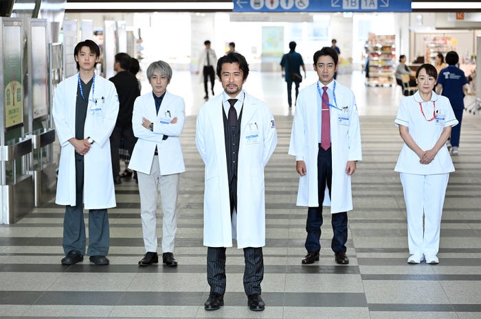 竹内涼真、二宮和也、、小泉孝太郎「ブラックペアン シーズン2」第6話より(C)TBS