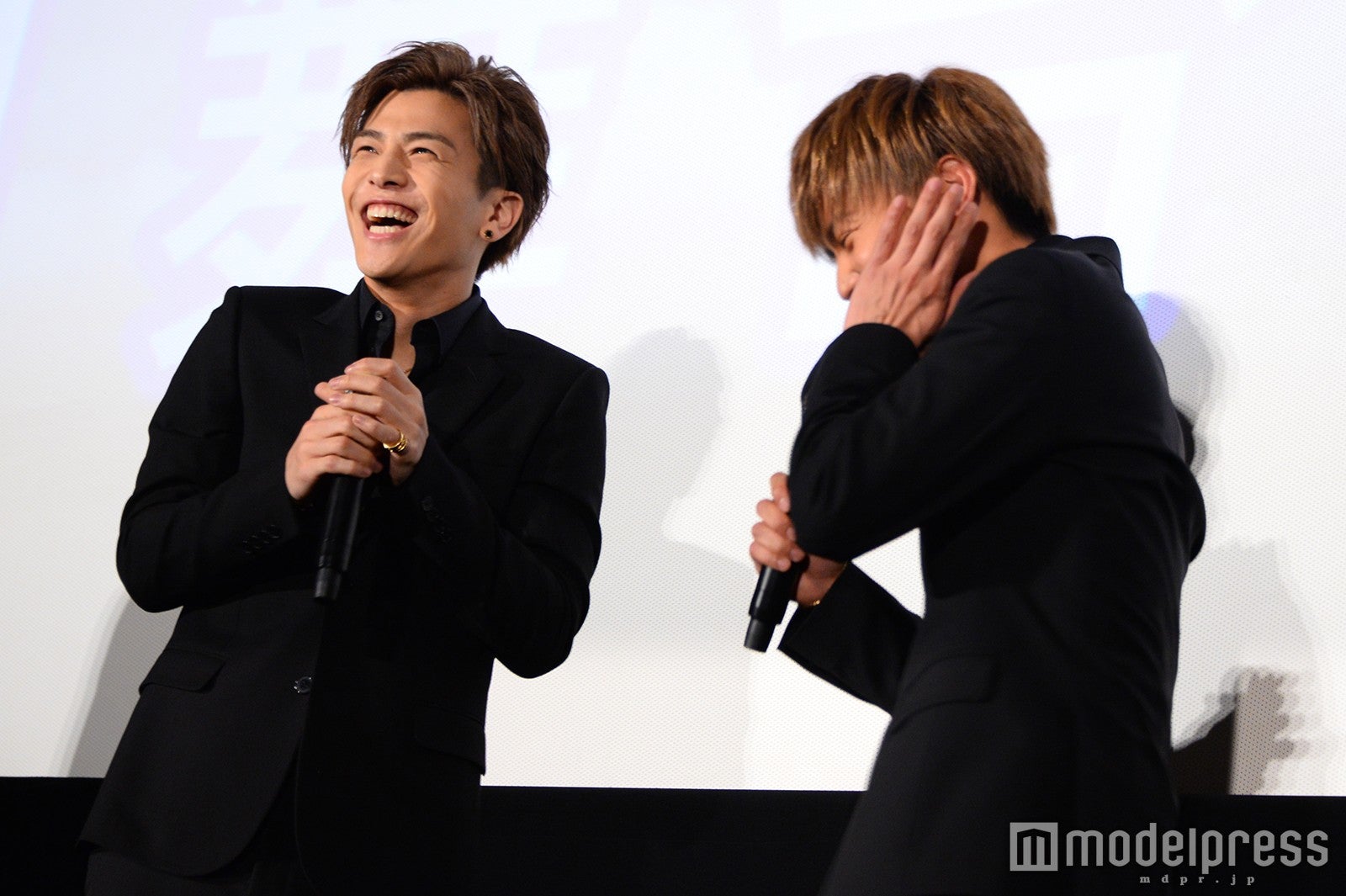 岩田剛典（左）の強烈ビンタに耳を抑える佐藤大樹（C）モデルプレス