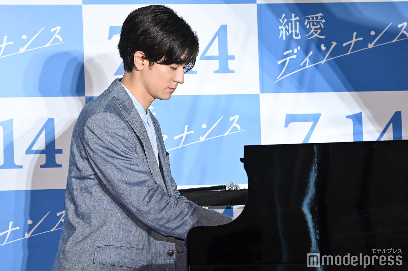 ピアノを弾く中島裕翔 （C）モデルプレス