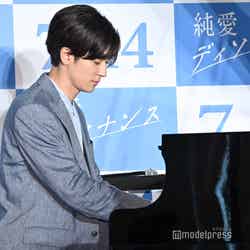 ピアノを弾く中島裕翔 （C）モデルプレス