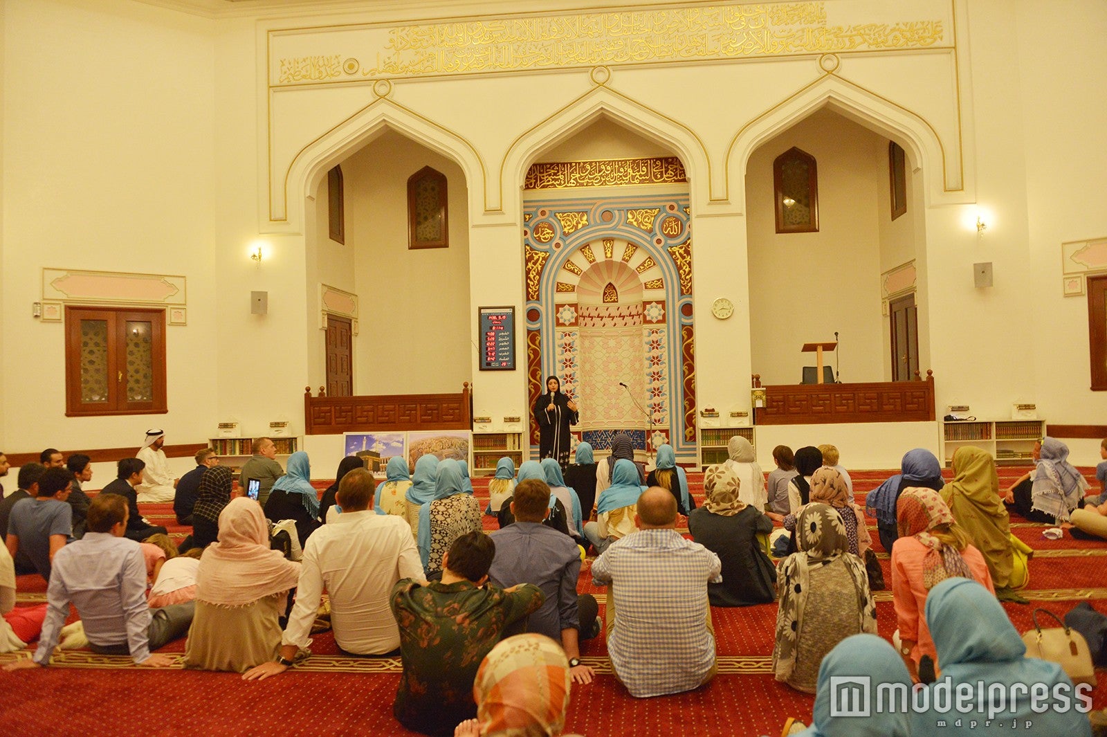 ディワン・モスク内でお祈り（C）モデルプレス