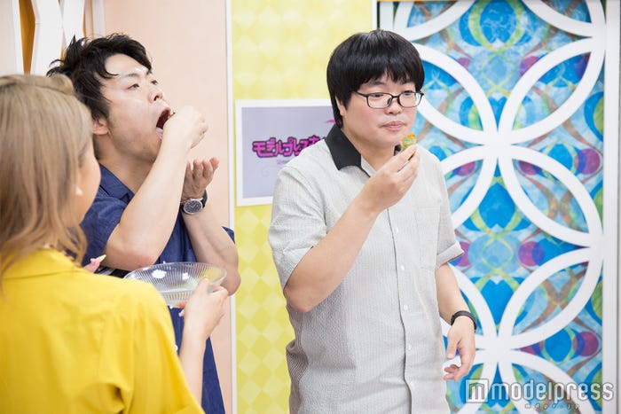 ゆきぽよ、ライスの試食の様子(C)モデルプレス