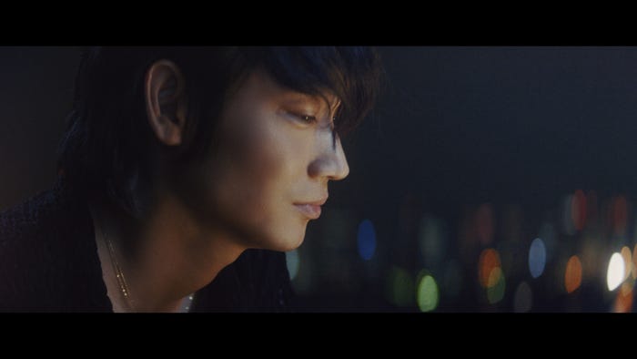 綾野剛/CM「旅だち」篇より(提供写真)