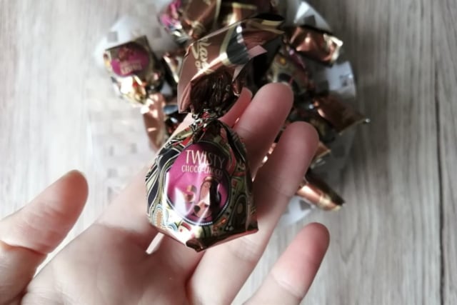 手に載せた、成城石井「プラリネカカオ」1粒