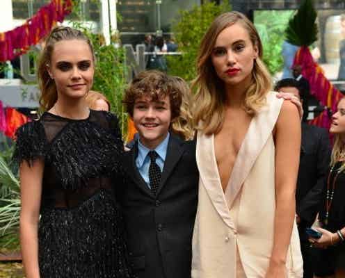 カーラ・デルヴィーニュ、ファンサービスでお尻ポロ