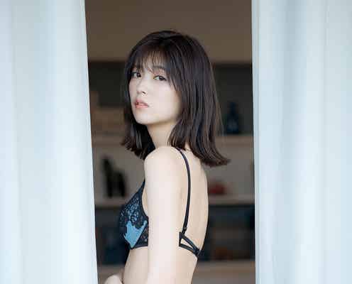工藤美桜、最新ビキニ撮でスレンダーボディ光る バスルームで妖艶な表情も