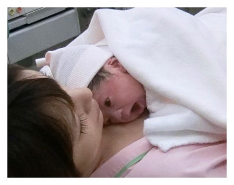 生まれたばかりの娘を抱く相沢まき/相沢まきオフィシャルブログ(Ameba)より