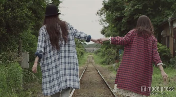 菅野結以&島袋聖南/かわいえいじ3rdシングル「カゲロウ」MVより