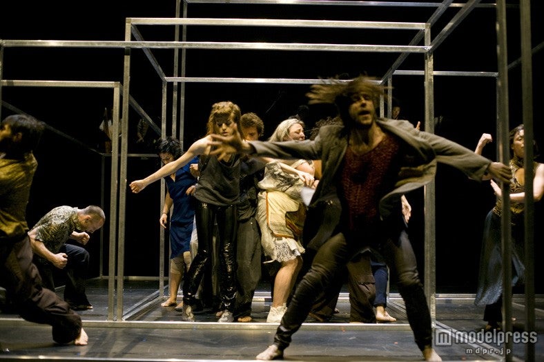 坂本龍一、森山未來らも絶賛！ 全く新しいダンスパフォーマンス「バベル BABEL（words）」（C）Koen Broos