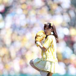 モデルプレス - NMB48山本彩、ミニスカ×トラ耳で美脚全開始球式