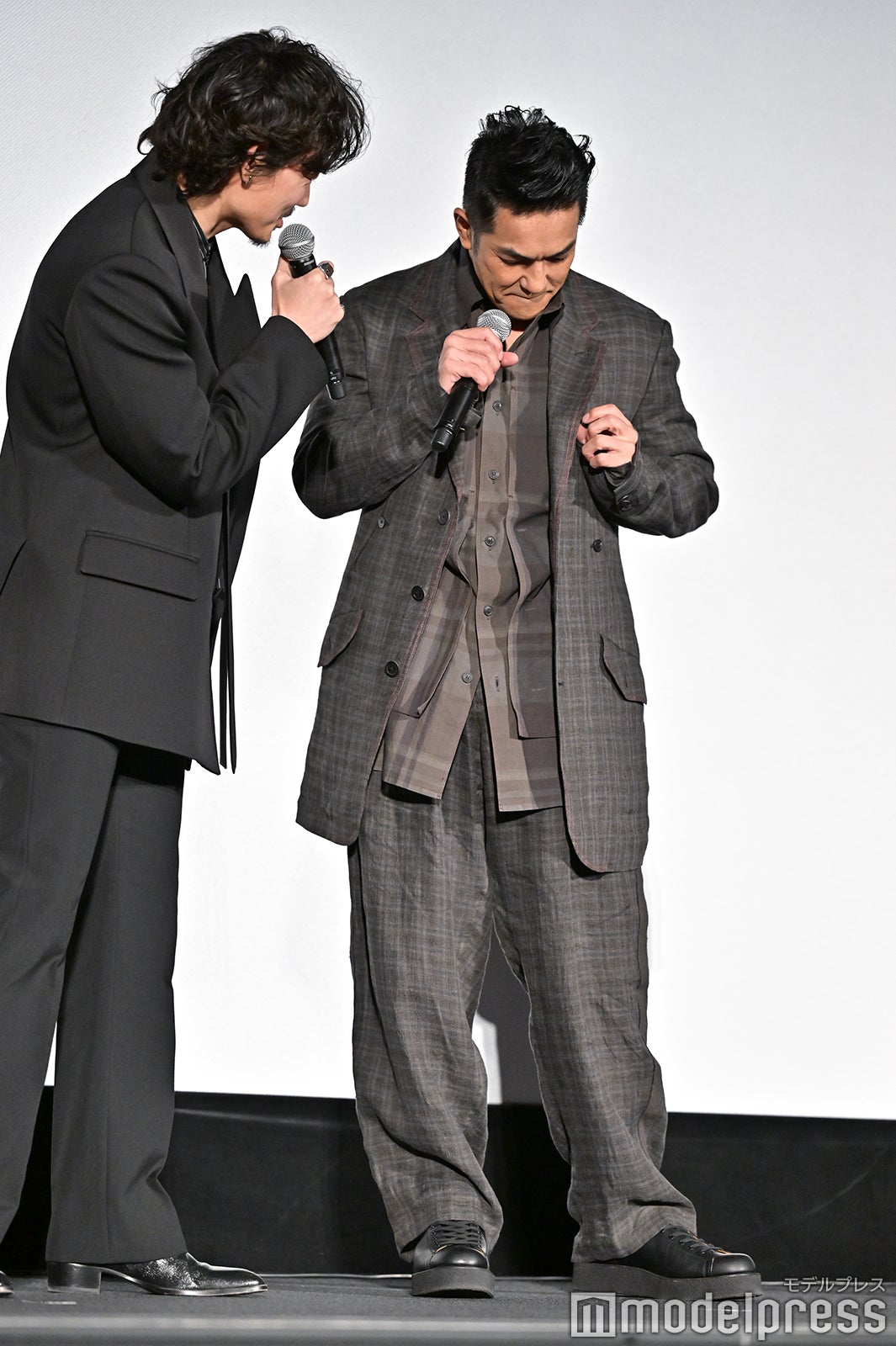 綾野剛、北村一輝（C）モデルプレス