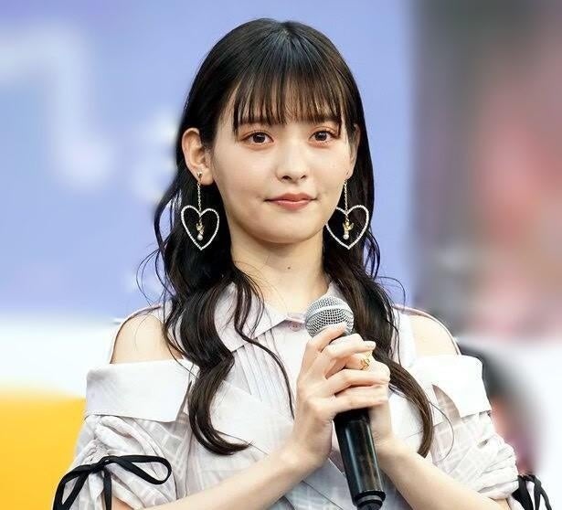 上坂すみれ、デコルテあらわなミニスカサンタ衣装を披露「世界一かわいいサンタさん」と話題に - モデルプレス