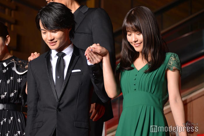 有村架純(右)をエスコートする神木隆之介(左)/(C)モデルプレス