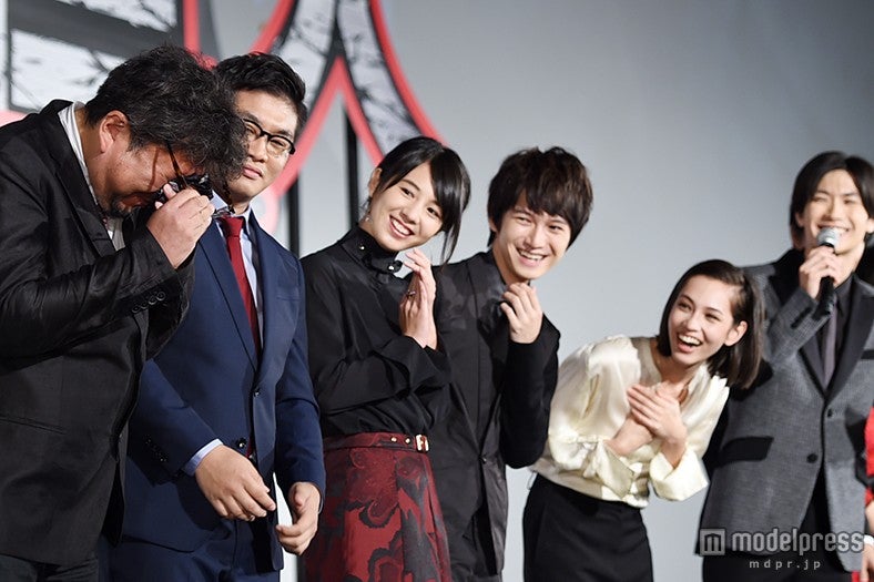 男泣きする樋口真嗣監督（左）