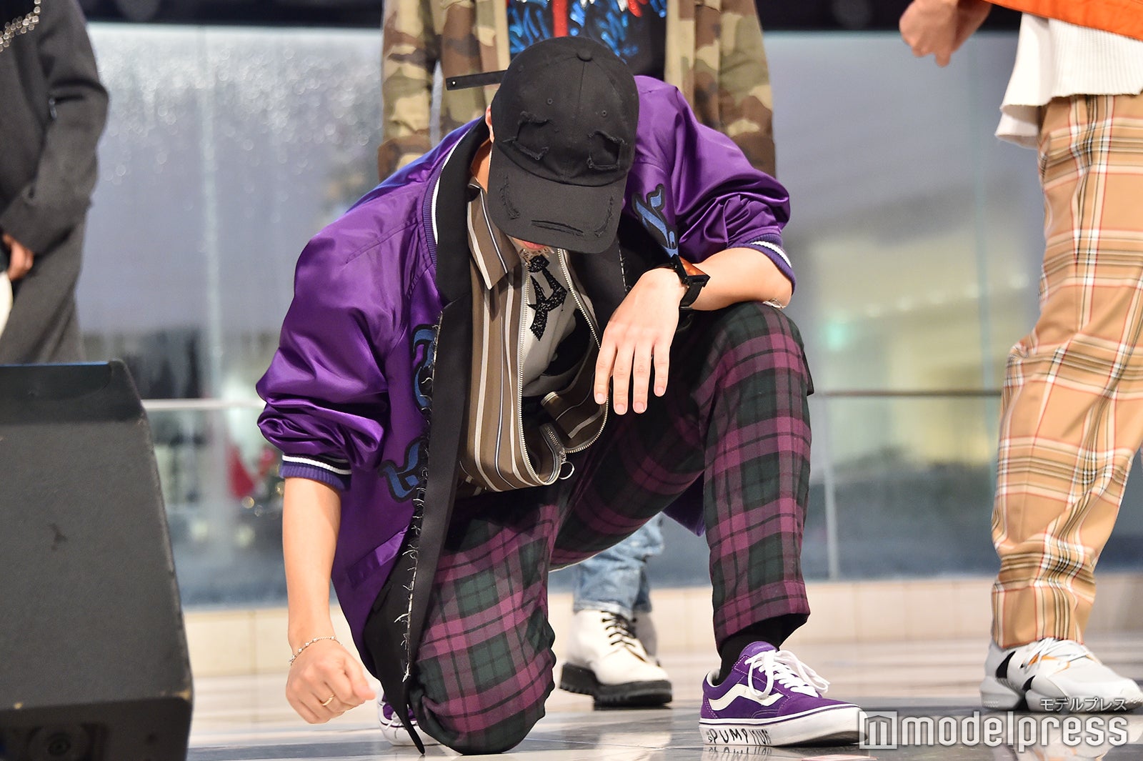 世界／靴の内側には「PUMP IT UP」の文字が （C）モデルプレス