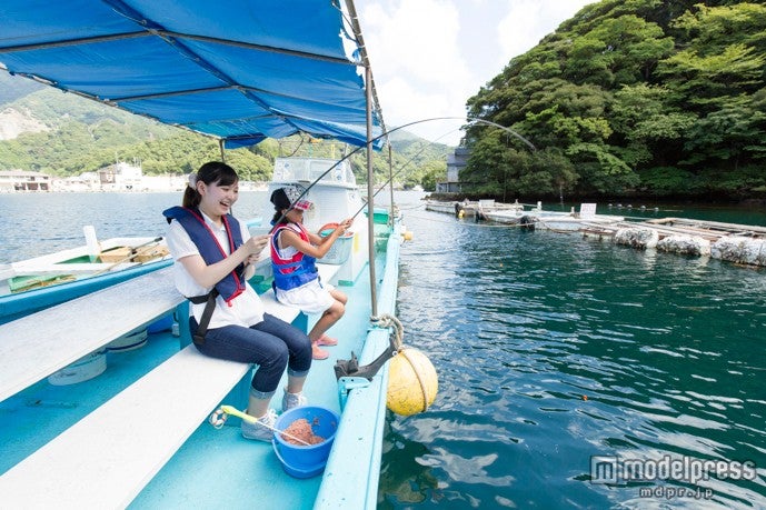 穏やかな海で魚釣りに夢中／画像提供：静岡県