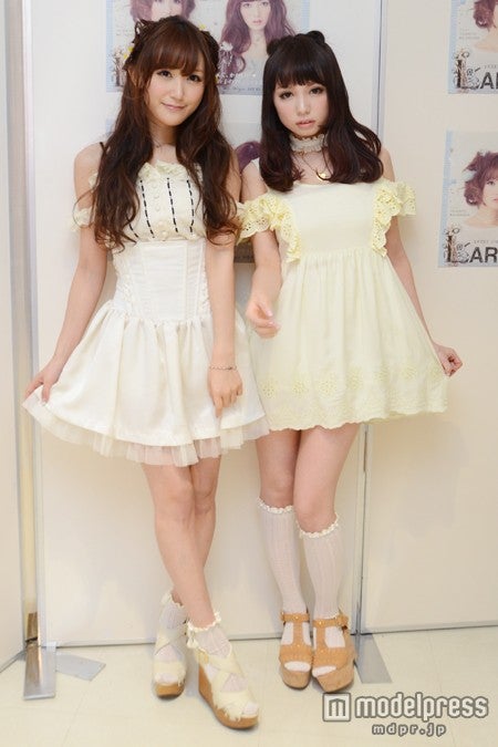 菅野結以（左）、黒瀧まりあ（右）