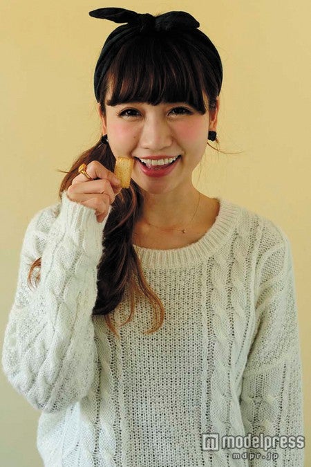 昔から「ビスコ」を食べていたという桃さん／「saita」3月号より