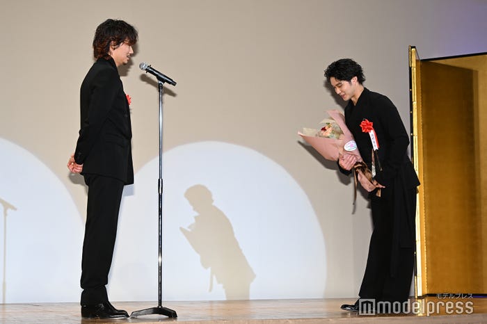 綾野剛、磯村勇斗(C)モデルプレス