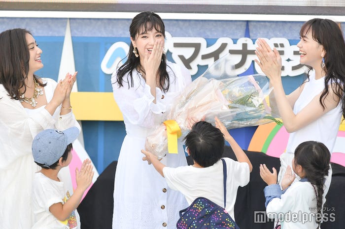 (中央)新川優愛 (C)モデルプレス