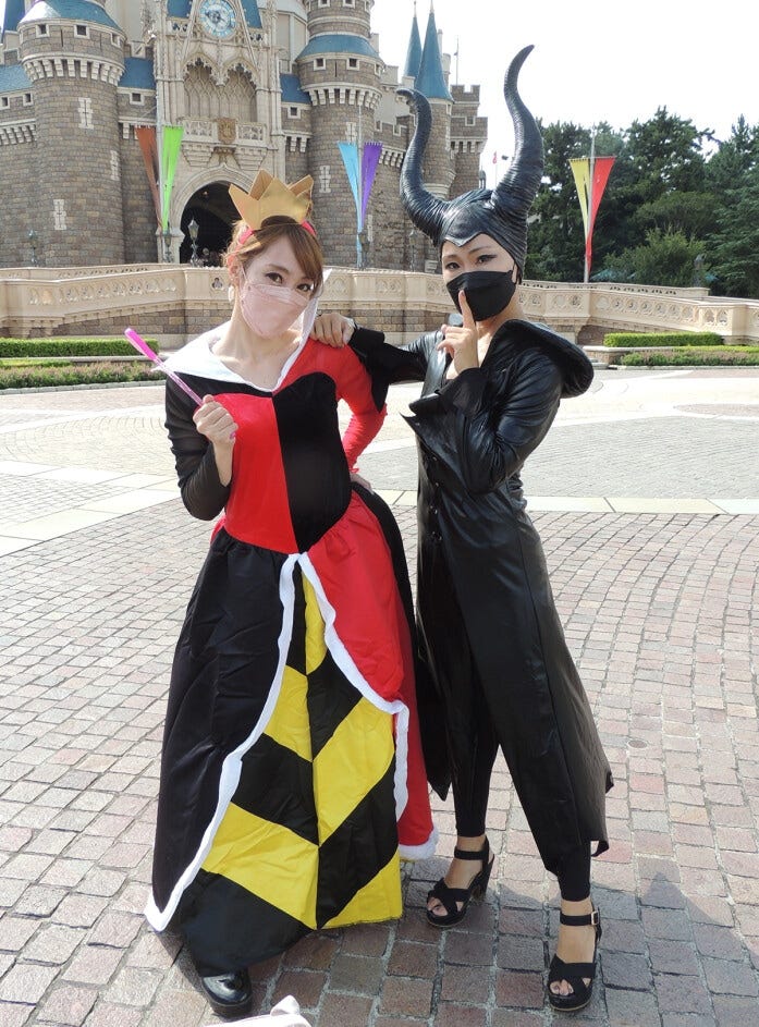 『ふしぎの国のアリス』の“ハートの女王”と『眠れる森の美女』の“マレフィセント”。ディズニー・ヴィランズの共演です