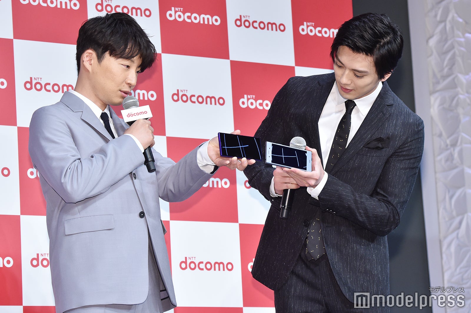 星野源、新田真剣佑 （C）モデルプレス