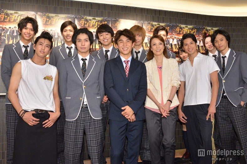 （上段左から）鈴木勝大、池岡亮介、聖也、佐香智久、中村誠治郎、森田涼香、安川純平（下段左から）佐野岳、武田航平、中尾明慶、彩吹真央、滝口幸広、戸谷公人