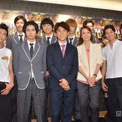 (上段左から)鈴木勝大、池岡亮介、聖也、佐香智久、中村誠治郎、森田涼香、安川純平(下段左から)佐野岳、武田航平、中尾明慶、彩吹真央、滝口幸広、戸谷公人